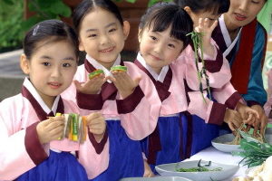 圖片說明：韓國人從小就不斷接受禮儀教育，這也是我們應該學習的。(JUNG YEON-JE/AFP/Getty Images)