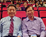 国立台南二中校长王荣发（右一）表示，神韵对于教化人心有很大的帮助！（摄影：黄丽娥／大纪元）