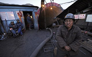 山西王家岭煤矿入口处的矿工（AFP）
