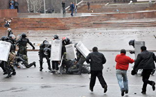 吉尔吉斯暴动 内政部长遇害副总理被挟持