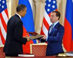 美國總統奧巴馬和俄羅斯總統麥維德夫，在捷克首都布拉格簽署新的裁減核武條約。（YURI KADOBNOV/AFP/Getty Images）