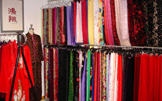 “鸿翔旗袍”除了量身定制外，还提供多种高级旗袍面料，色彩喜气、花色齐全，适用各种场合。