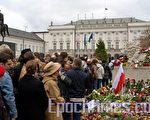 民众闻此噩耗，纷纷前往华沙总统府前摆放鲜花和蜡烛，表示哀悼。（摄影：Adam Kielar/大纪元）