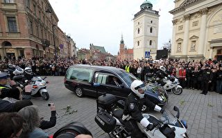 波兰总统遗体运抵华沙 数万民众沿街哀悼