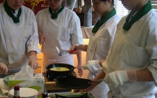 国中西餐技艺竞赛 学生争当技艺达人