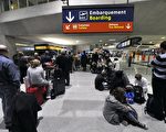 法国戴高乐机场受冰岛火山灰尘影响而关闭，图为机场滞留的旅客（AFP）