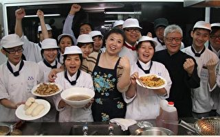 开平餐饮学校学生向台菜名师“阿芳师”蔡季芳学习最受欢迎的台湾夜市小吃烹 调绝技。（摄影：李容耕／大纪元）