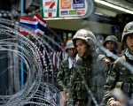针对反政府抗议人士“红衫军”街头集会进入第4周，泰国军队表达制止抗议活动的强硬立场。(MANPREET ROMANA/AFP/Getty Images)