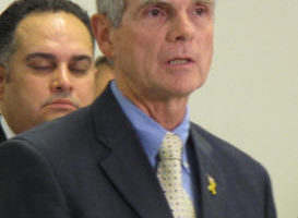 聖荷西市長喬可力就擬議的裁減員工計劃發表聲明。(大紀元)