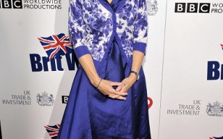 老牌影后海伦米伦（Helen Mirren）身穿碎花蓝裙亮相风采不减。 (图/Getty Images)