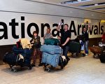 4月21日英国伦敦希斯罗（Heathrow）机场终于恢复营运，搭载首批自温哥华飞抵英国的旅客。（AFP）