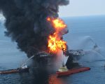 美国多个海岸警卫队抢救在墨西哥湾爆炸的石油钻井平台，115名工人安全返回岸上，11人仍下落不明。（法新社）