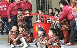 消防局打造儿童帮浦车  百年古董消防车重新亮相