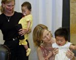 近年來，外國人想到中國領養健康嬰兒越來越難，領養殘疾兒童相較容易，通常可在一年內等到。(PETER PARKS/AFP/Getty Images)