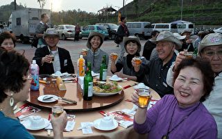 日本旅游团参观内门宋江阵享受吃办桌的宋江大菜及客家料理。(图片高雄县政府提供)
