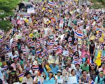 支持政府人士4月24日走上曼谷街頭，揮舞著泰國國旗和泰王普密蓬的照片，反對紅衫軍提議解散國會的要求。（AFP /Getty Images）