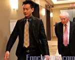 图：4月26日，麦博集团总裁邓越文（左）和律师Anthony Speciale（右）走出安省证监会。（摄影：周月谛/大纪元）