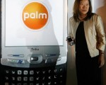 图：Palm最有价值的是其WebOS操作系统，而不是它的智能手机本身。（AFP PHOTO/Prakash SINGH)