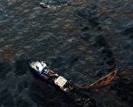 墨西哥湾钻油平台爆炸后，美国海岸防卫队在事故现场底下发现新破洞。目前估计每天漏出5000桶的原油，远高出海防队先前估算的1000桶。 （相片由克里斯Graythen / Getty图像）(U.S. Coast Guard)