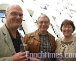2010年4月27日晚，國家博物館的法律顧問高爾和丈夫（中）及朋友安迪一同前來觀看了神韻演出。（大紀元）