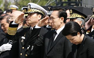 李明博出席天安舰殉国官兵葬礼