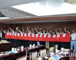 2009年5月17日，近60名法学专家和律师参加在北京召开的法律研讨会。律师们在会上手举横幅“强烈谴责重庆公安酷刑拷打执业律师”。(大纪元)