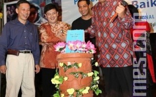 日惹市的副市长哈瑞亚帝‧苏尤帝（Hariadi Suyuti）在开幕式上，打破粘土制造的陶瓷，打破后陶瓷里意外发现有两本书，印尼文译文的“转法轮”和“中国法轮功”。（摄影：吴永光／大纪元）