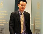 4月30日，麥博集團總裁鄧越文走出安省證監會。（攝影：周月諦/大紀元）