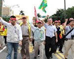 高雄县长杨秋兴参与2010劳工反贫穷五一大游行，以具体行动反对劳动派遣。（图片高县府新闻处提供）