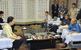 日本首相鳩山由紀夫(左)4日抵達沖繩，與沖繩縣知事仲井真弘多(右)就美軍普天間機場搬遷問題舉行會談。(JIJI PRESS/AFP/Getty Image)
