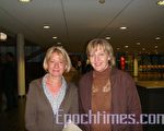 2010年5月4日，艾尼特（左）与朋友凡伦尼克观看了神韵巡回艺术团在比利时新鲁汶的第四场演出。（摄影：唐鸿/大纪元）