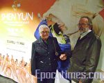 2010年5月4日，原欧洲原子能中心的研究员吉‧让哲思（Guy Jentges）携夫人观看了神韵巡回艺术团在比利时新鲁汶Aula Magna剧场的演出。让哲思先生表示，看过演出明白了这才是真正的中国。（摄影：王泓/大纪元）