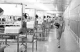 江苏工厂缺乏劳动保护近百名工人中毒
