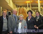 2010年5月7日，退休骨科医生克劳德‧杜威兹一家五口三代观看了神韵巡回艺术团在比利时新鲁汶的第七场演出（摄影：马丽/大纪元）