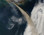 受冰岛埃亚菲亚德拉冰盖火山再度喷发的影响，中国国际航空公司）宣布取消9日北京至巴黎的往返航班。东方航空公司也已取消5月8日、9日的浦东至巴黎之间的往返航班。图为 5月8日，Aqua卫星上的中等分辨率成像光谱仪（MODIS）拍摄的冰岛Eyjafjallajokull火山继续喷出一柱密集的火山灰和水蒸气。（NASA MODIS/AFP/Getty Images)