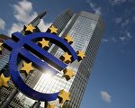 欧洲中央银行（ECB）将收购欧元区政府公债，以协助支撑四分五裂的市场。图为一个巨大的欧元标志立于德国法兰克福欧洲中央银行总部前面。（图片来源：Ralph Orlowski/Getty Images）