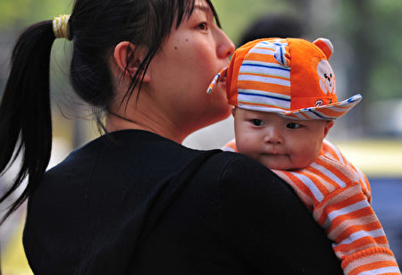 統計顯示，中國平均剖腹產率接近50% 。圖為北京婦女抱著一名嬰兒。 (FREDERIC J. BROWN/AFP/Getty Images)