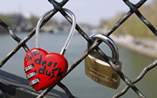 横跨塞纳河的艺术桥上，被情侣们挂上一个个象征爱情永志不渝的锁。（MEHDI FEDOUACH/AFP/Getty Images）