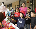 在羅德島 「2010台灣傳統周」，學生興趣盎然地看示範，也動手操作布偶。（攝影：徐明 / 大紀元）