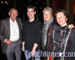 2010年5月15日，博倫女士（右一）與霍夫曼一家（左一：霍夫曼先生，右二：霍夫曼太太）觀賞了美國神韻巡迴藝術團在瑞士納沙泰爾的帕薩哲劇院上演的第三場精彩的演出。（大紀元）