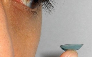 新型维生素E隐形眼镜 有助治疗眼疾