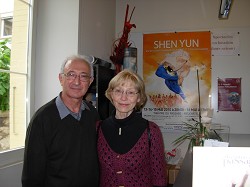 2010年5月16日晚，精密鐘錶機械師費勒曼和太太一起來觀看了美國神韻巡迴藝術團在瑞士納沙泰爾帕薩哲劇院的第四場演出（大紀元圖片）