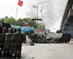 红衫军与泰国军队的街头冲突尚未停止。图为5月19日曼谷街头的冲突画面。（法新社）