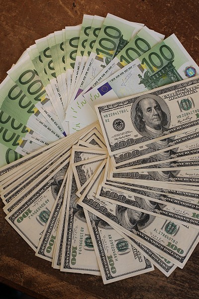 【财经话题】2022年美元或许又跌破专家眼镜