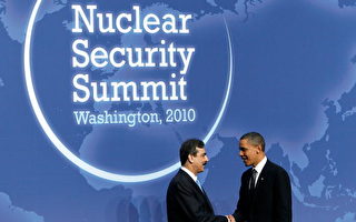 2010年4月12日在华盛顿召开的核安全首脑会议 (Nuclear Security Summit)上，美国总统奥巴马（右）与巴基斯坦总理吉拉尼（Syed Yusuf Raza Gilani）握手。(Photo by Alex Wong/Getty Images)