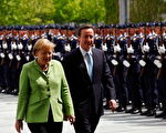 5月21日，英國首相卡梅倫訪問德國，德國總理默克爾請他檢閱德國儀仗隊。（GettyImages)