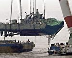 2010年3月26日，朝鲜击沉了韩国的天安舰。经多国联合调查团调查，认定朝鲜就是凶手。图为1200吨级的韩国天安舰舰尾部在4月15日浮出海面。（HONG JIN-HWAN/AFP/Getty Images）