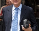 泰國刑事法庭5月26日對前總理他信發出通緝令。圖為他信2010年4月26日現身在黑山共和國首都波德戈里察街頭的畫面。(法新社)