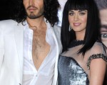男星罗素-布兰德(Russell Brand)带来了自己的未婚妻凯蒂-佩里(Katy Perry)，两人携手登场。(图/Getty Images)
