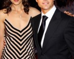 汤姆·克鲁斯(Tom Cruise)与老婆凯蒂·霍尔姆斯(Katie Holmes)恩爱亮相，身形高挑的阿汤嫂让阿汤哥看起来更加的“小鸟依人”。(图/Getty Images)